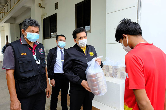 กรมการจัดหางานจับมือสมาพันธ์รัฐวิสาหกิจแรงงานสัมพันธ์ลงพื้นที่แคมป์ก่อสร้างเขตหลักสี่ ตรวจเยี่ยมการแจกจ่ายอาหาร พร้อมมอบอาหารแก่แรงงาน