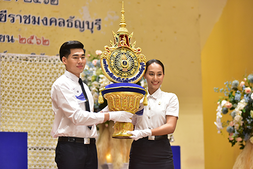 หนุ่มศิลปกรรม-สาวศิลปศาสตร์ “เป็นเกียรติและภูมิใจ”  อัญเชิญตรามหาวิทยาลัย มทร.ธัญบุรี ปี 62