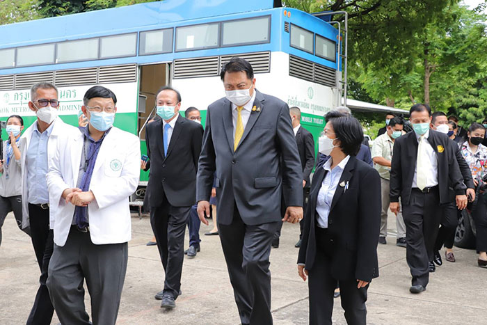 รมว.สุชาติ ตรวจเยี่ยมความคืบหน้าการฉีดวัคซีนผู้ประกันตน ม.33 ที่จุดฉีดฯ สโมสรธนาคารกรุงเทพ ถ.ศรีนครินทร์