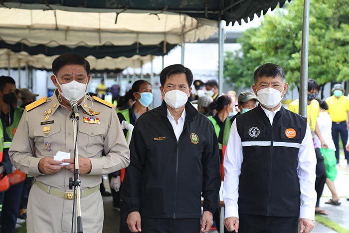 รมว.สุชาติ ส่งเลขา จับมือ กทม. ตำรวจนครบาล มอบถุงยังชีพ ช่วยชาวแฟลตดินแดงสู้ภัยโควิด-19