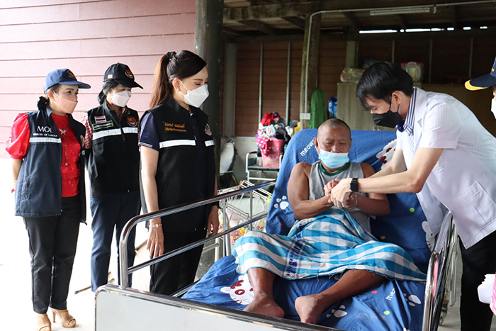 ‘รมว.เฮ้ง’ ห่วงใย มอบ ‘ที่ปรึกษา’ ‘โฆษก’ พร้อมนักกายภาพ ลงพื้นที่ดูแลคุณภาพชีวิตผู้ประกันตนผู้ทุพพลภาพ จ.เพชรบุรี