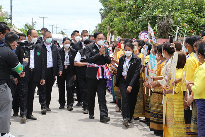 รมว. สุชาติ นำคณะผู้บริหารกระทรวงแรงงาน ร่วมคณะนายกรัฐมนตรีลงพื้นที่เยี่ยมผู้ประกันตนมาตรา 40 ในโครงการมอบบ้านผู้ยากไร้ อำเภอคลองขลุง จังหวัดกำแพงเพชร