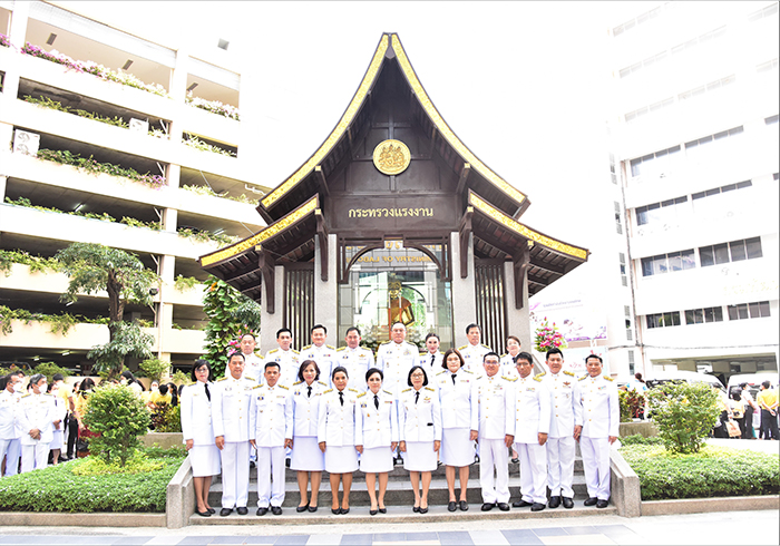 ก.แรงงาน ทำบุญตักบาตรถวายพระราชกุศล วันคล้ายวันสวรรคตพระบาทสมเด็จพระบรมชนกาธิเบศร มหาภูมิพลอดุลยเดชมหาราช บรมนาถบพิตร 13 ตุลาคม 2565