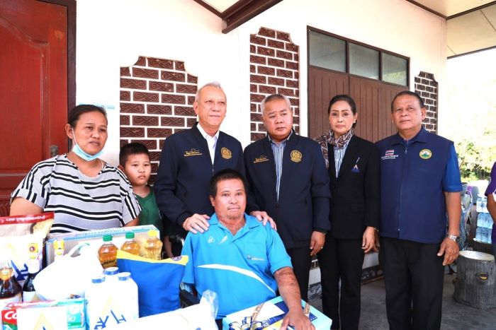 รมว.พิพัฒน์ ห่วงใย ลงพื้นที่ จ.บุรีรัมย์ สร้างขวัญกำลังใจผู้ทุพพลภาพถึงบ้านพัก