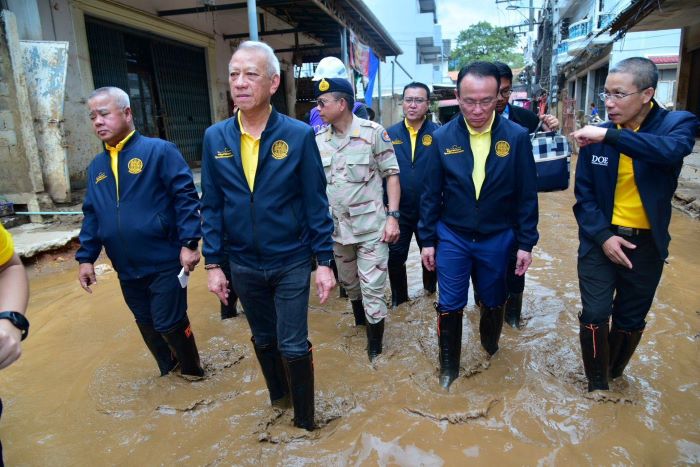 "พิพัฒน์" ไฟเขียว ประกาศจ้างงานเร่งด่วน 400 คน เคลียร์ดินโคลนในบ้าน สถานที่ทำงาน พื้นที่น้ำท่วม เชียงราย โครงการแก้ไขความเดือดร้อนด้านอาชีพ